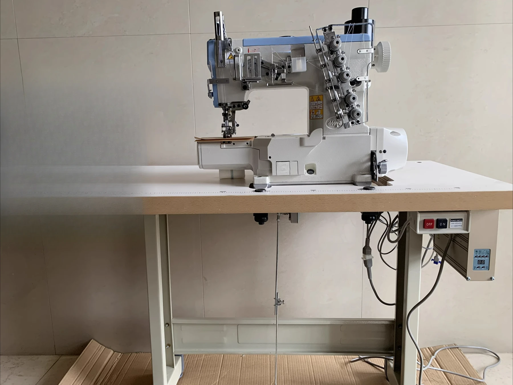 ماكينة خياطة التعشيق الصناعية ذات ثلاث إبر وخمس خيوط برأس مربع صغير سيارة ذات فم صغير #4