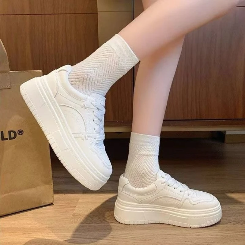 

Молодежные массивные белые кроссовки 2025 Бестселлер Универсальная одежда для кампуса с эргономичным дизайном 3 см Удобный подъемник ​
