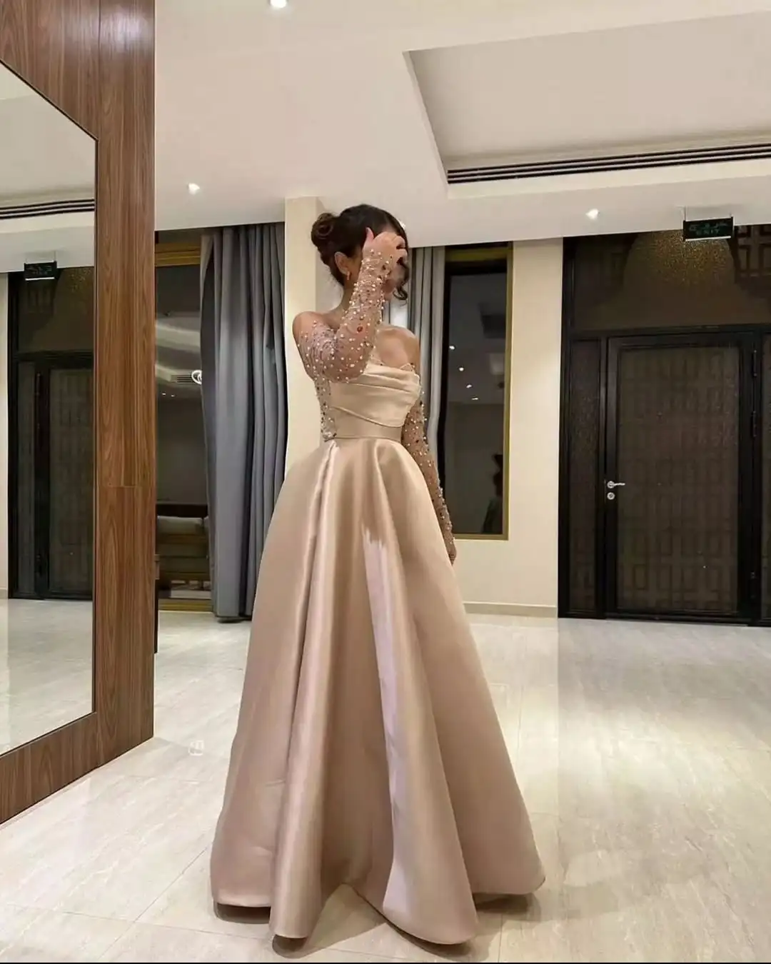 فساتين العودة للوطن من الساتان الرائعة المخصصة مع فستان سهرة أنيق على شكل حرف a من الكريستال اللامع قبالة الكتف فستان المشاهير