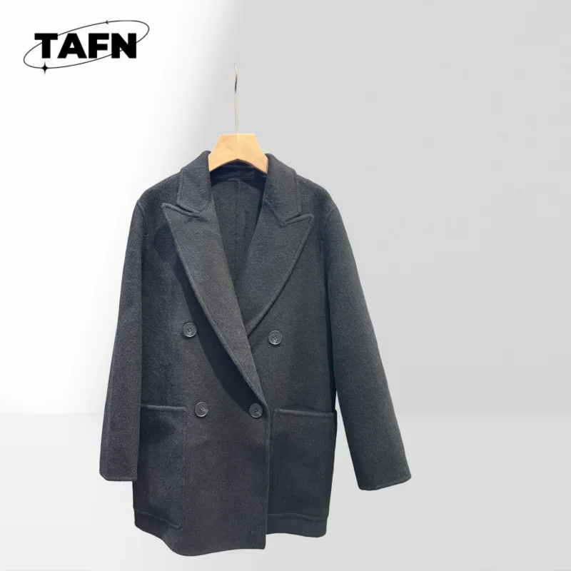 Elegant Notched Collar Trench Coat for Ladies Mid-Length Windbreaker  Female Commuters Style Overcoat with Lapel Design AI1414