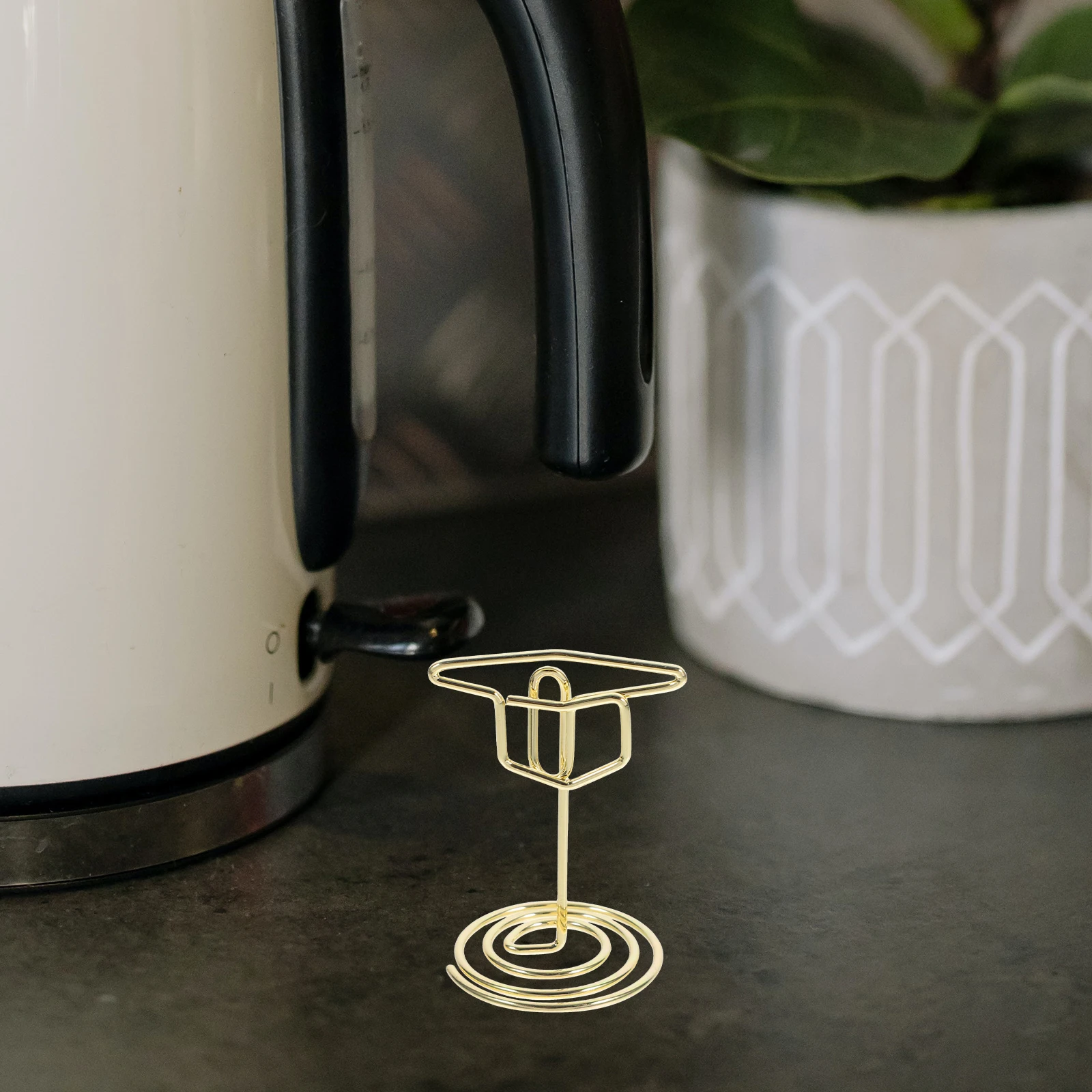 25Pcs Graduation Cap Card Holders Elegant Gold Table Place Stands Congrats Grad Party Photo Clips Menu Food Labels Centerpieces