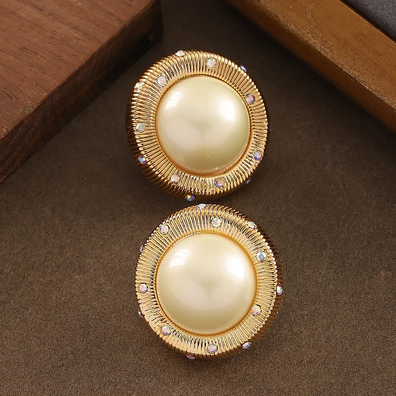 

Elegant and exquisite small style diamond-encrusted geometric round pearl earrings, high-end, temperament and versatile earrings