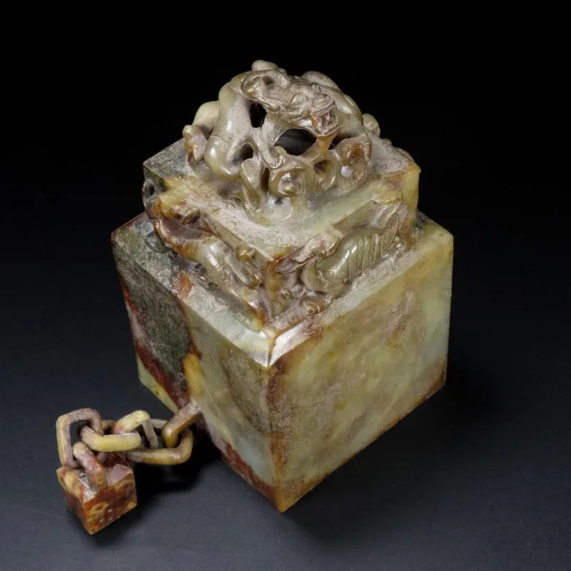 

The chain seal weighs 3.166 kilograms, is 17.3 cm high, 9.6 cm wide and 9.4 cm thick.