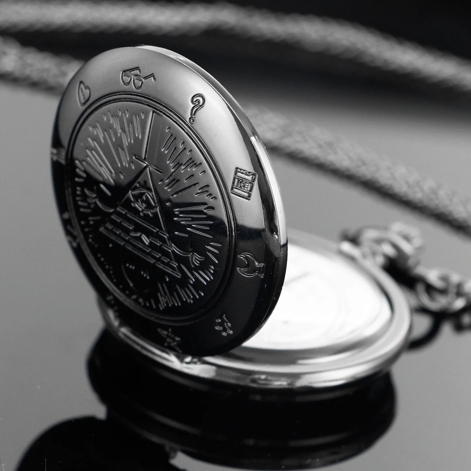 رمادي مثلث الغريبة العين شارة كوارتز ساعة الجيب الكلاسيكية الرجعية قلادة قلادة الرجال والنساء الملحقات زوجين ساعة حائط هدية