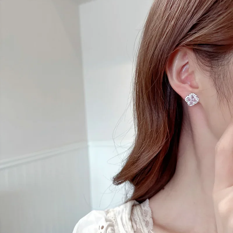 Милые и свежие серьги-гвоздики в виде клевера, супер милые и эфирные серьги для пригородных поездок, новинка 2025 года.