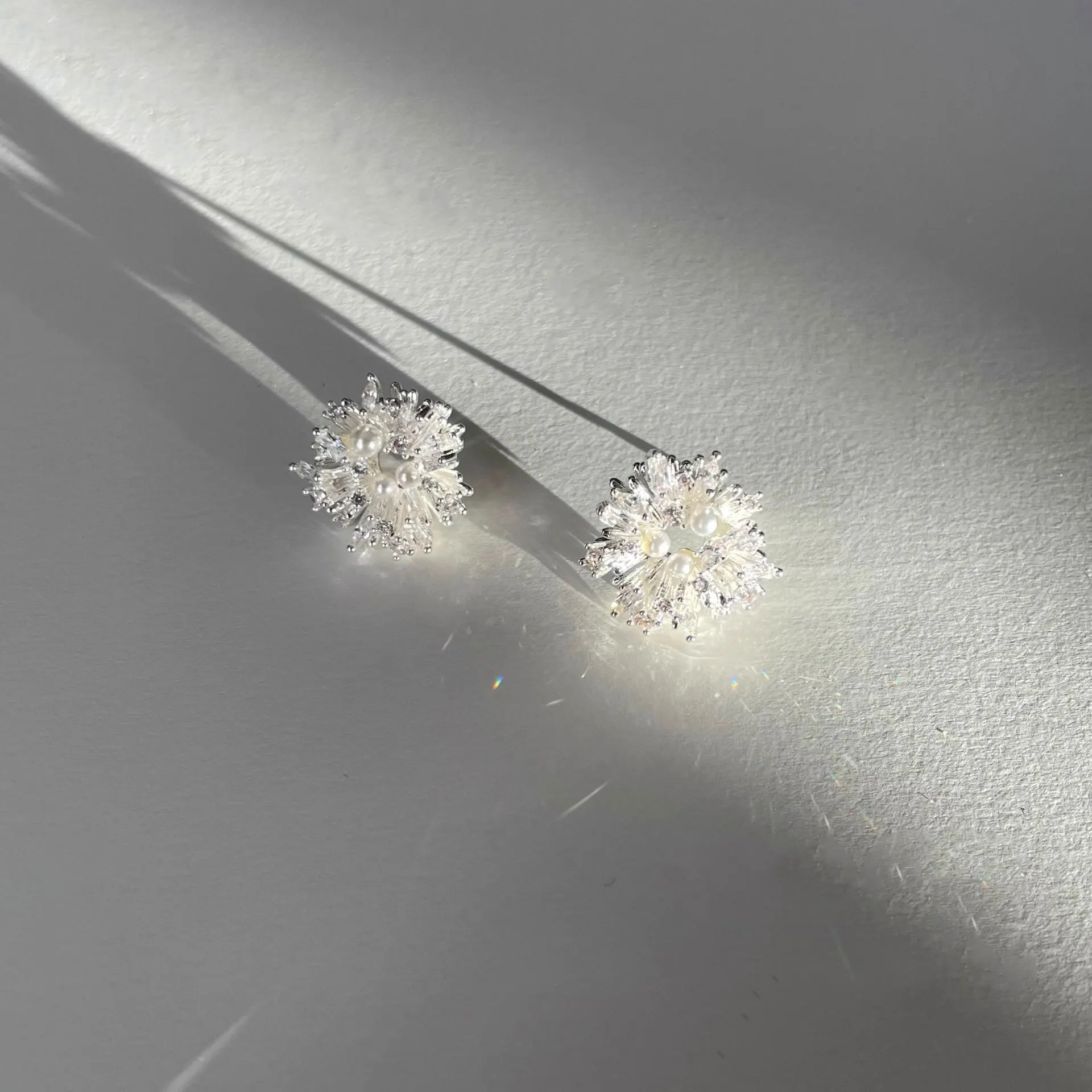 الكورية رائعة كريستال قرط صغير زهري أنيقة موضة حلوة تقليد اللؤلؤ حفل زفاف النساء أقراط مجوهرات هدايا