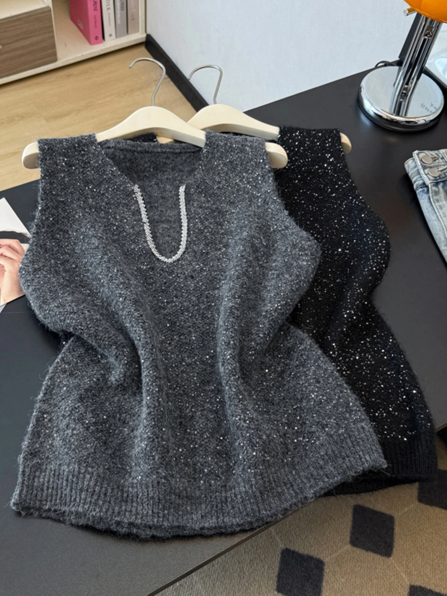 Heavyweight Shiny Sequin V-Neck Knitted Vest Women's Layering Short Style Spring Autumn plus Size Design Sense Shoulder Top