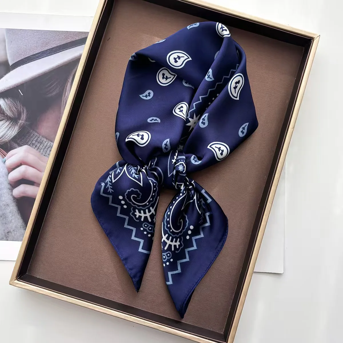 1 Stück modischer Paisley-Bandana-Schal für Damen, leichtes, seidenähnliches Satin-Stirnband, vielseitig einsetzbar für Haare, Hals, Handgelenk, Boho-Stil – Detail 6