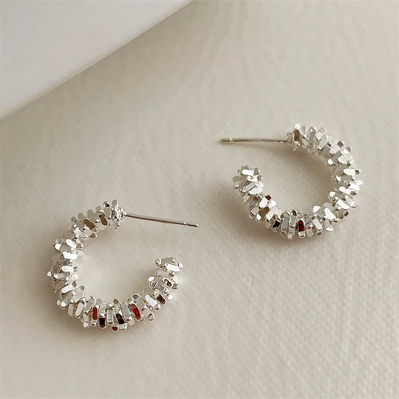 Trending Metal Hoop Earring Fashion New Design Texture Minimalist Korean Cheap Earrings for Women Jewelry Gifts 2024