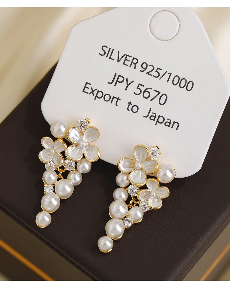 Pendientes con clip de perlas de racimo de uva de estilo francés para orejas no perforadas, clips para las orejas de flores de esmalte blanco, fiesta de Navidad brillante