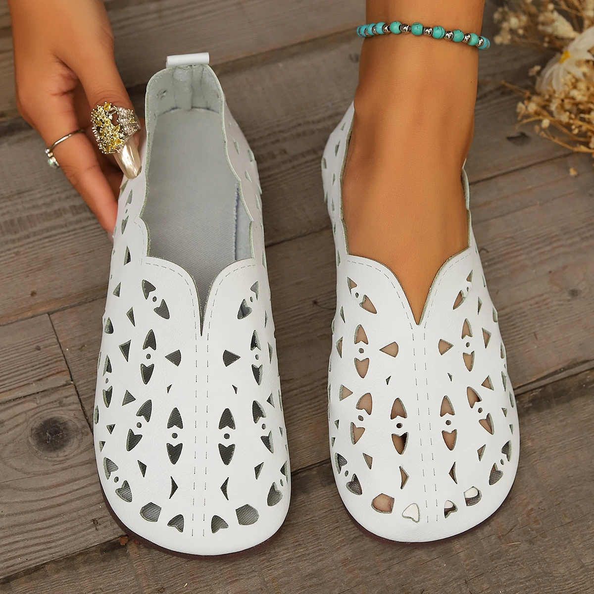 Women Flats Sandals Hollow Out Fashion Party Sandals Casual Lightweight Women Shoes Outdoor Luxury Shoes Slip on Flat Loafers