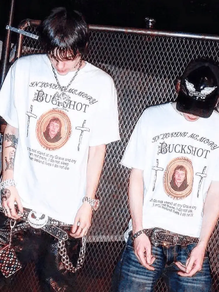 Übergroßes T-Shirt mit Rundhalsausschnitt für Damen und Herren in Loving Memory Buckshot Funeral Cross Rap Gothic Dark Vintage Kurzarm-T-Shirt – Detail 3