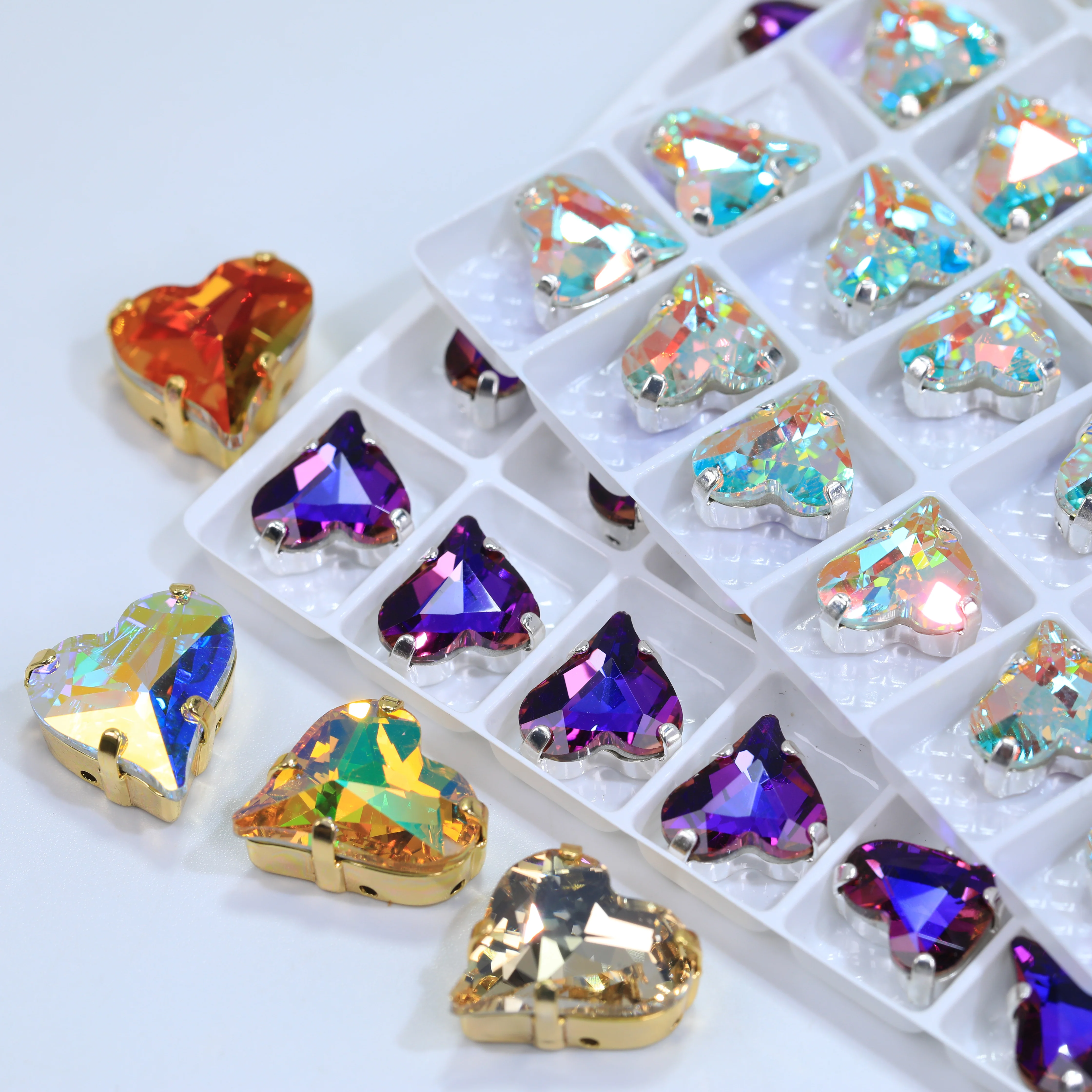 Herzförmige aufnähbare Krallenkristall-Strasssteine mit silberner und goldener Basis aus K9-Strass für Brautschuhe, Hochzeitsschuhe, Latein-Tanzkleider, DIY, Großhandel – Detail 5