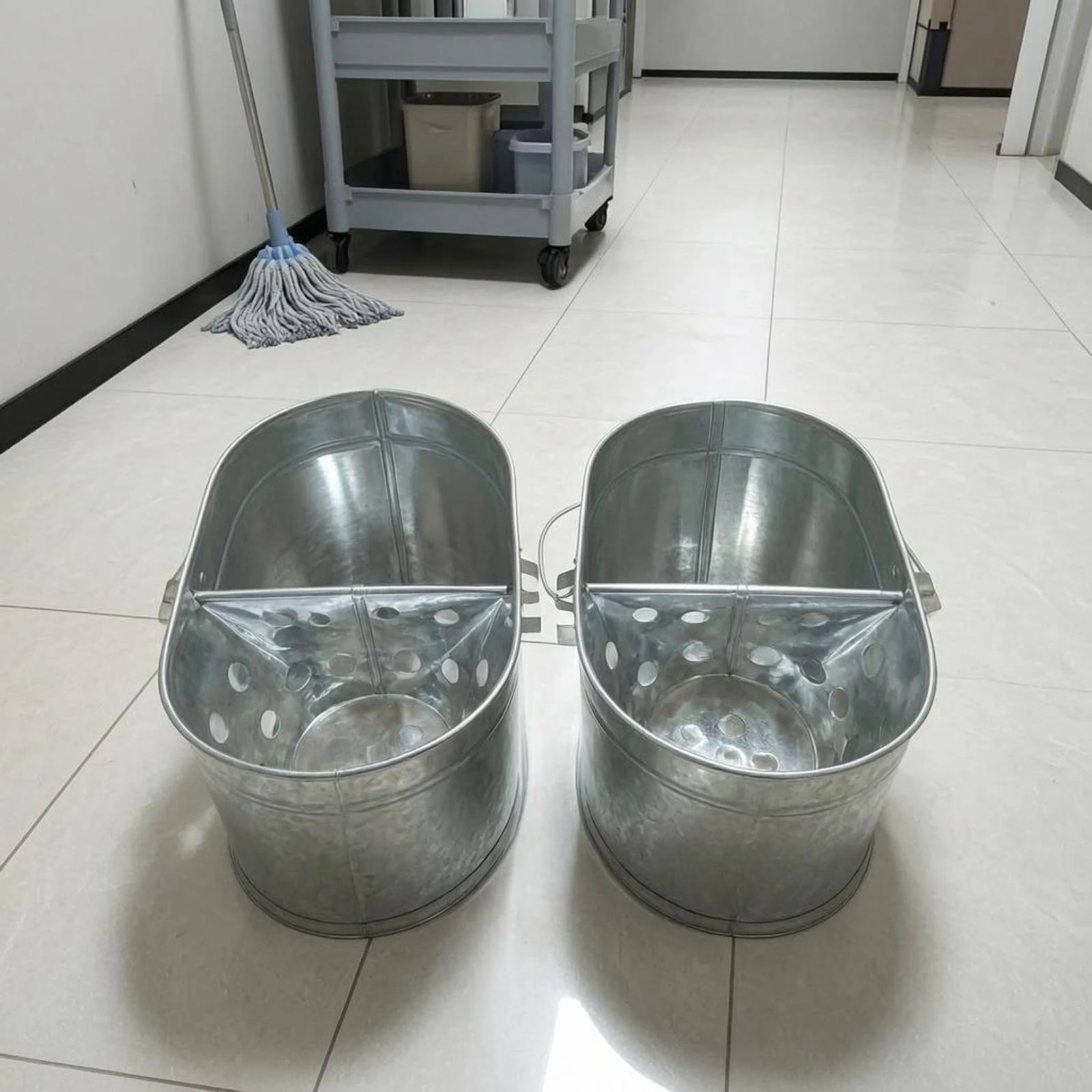 

Oval Metal Mop Pail Reflective Finish Iron Mop Pail Cleaning Container Sturdy Easy to Clean for Mopping