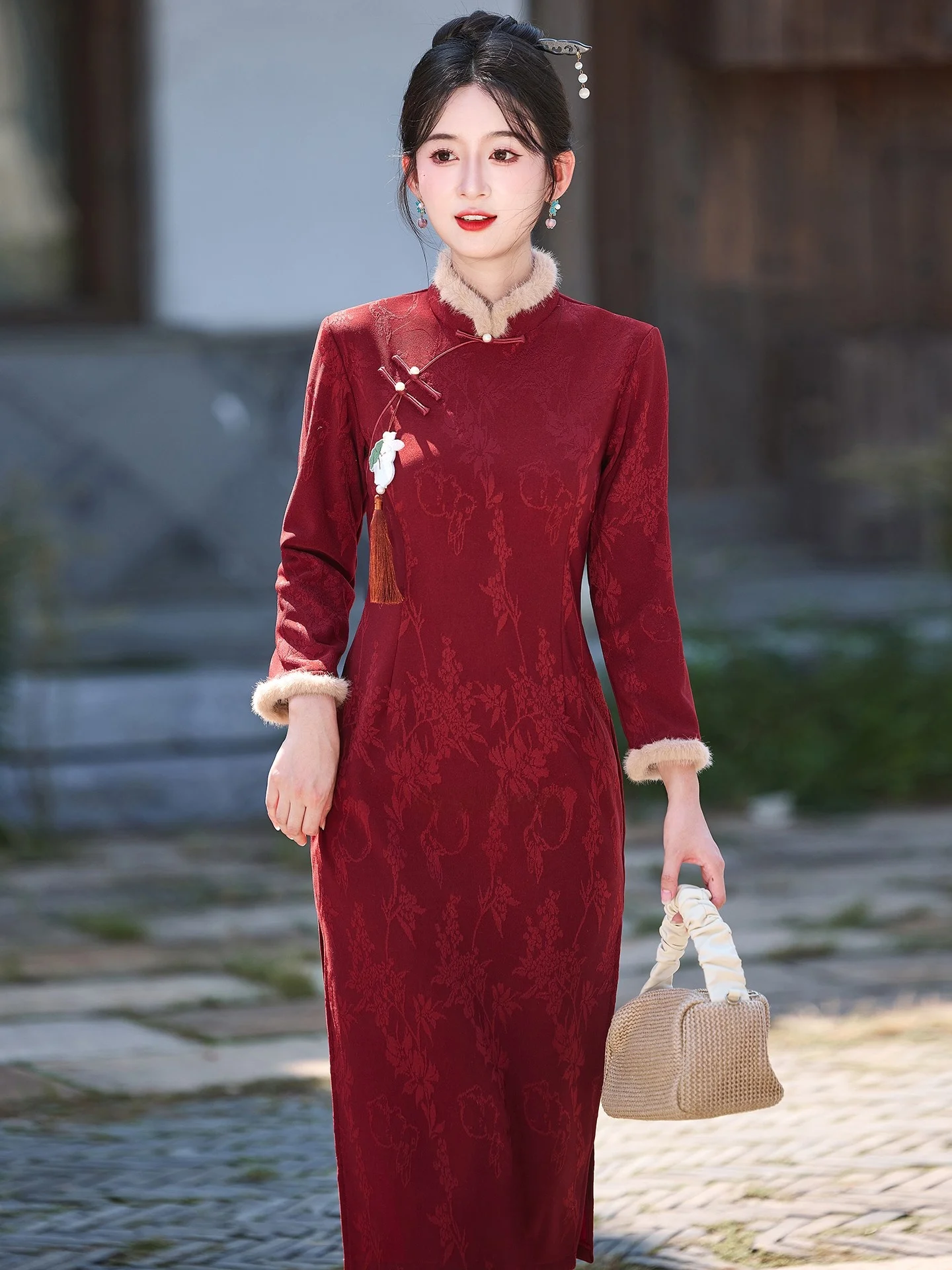 

Красное бархатное зимнее длинное платье для женщин с асимметричным воротником из шифона, дышащее, с низким разрезом, для повседневной носки, винтажный стиль