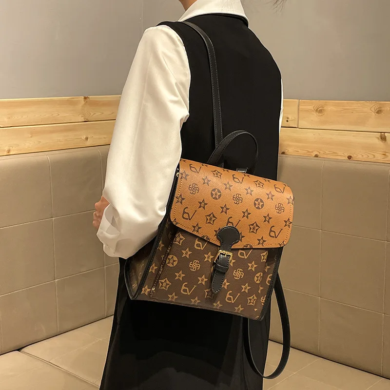 

High-End Ladies Tote Bag Made of Fine Leather Featuring High-End Famous Commuter Daily Look