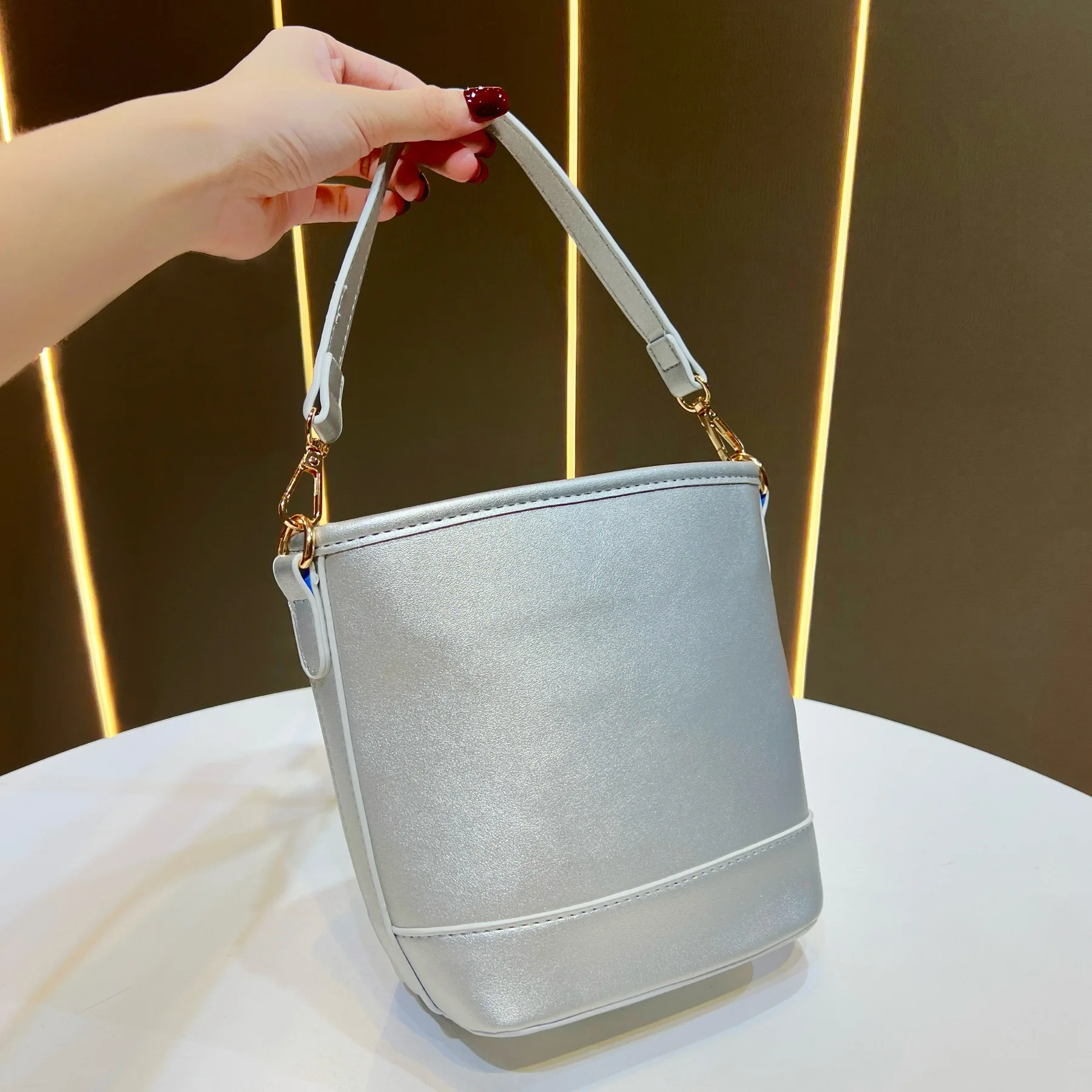 New handbag fashionable and simple bucket bag women's dinner bag niche high-end chain messenger women's bag