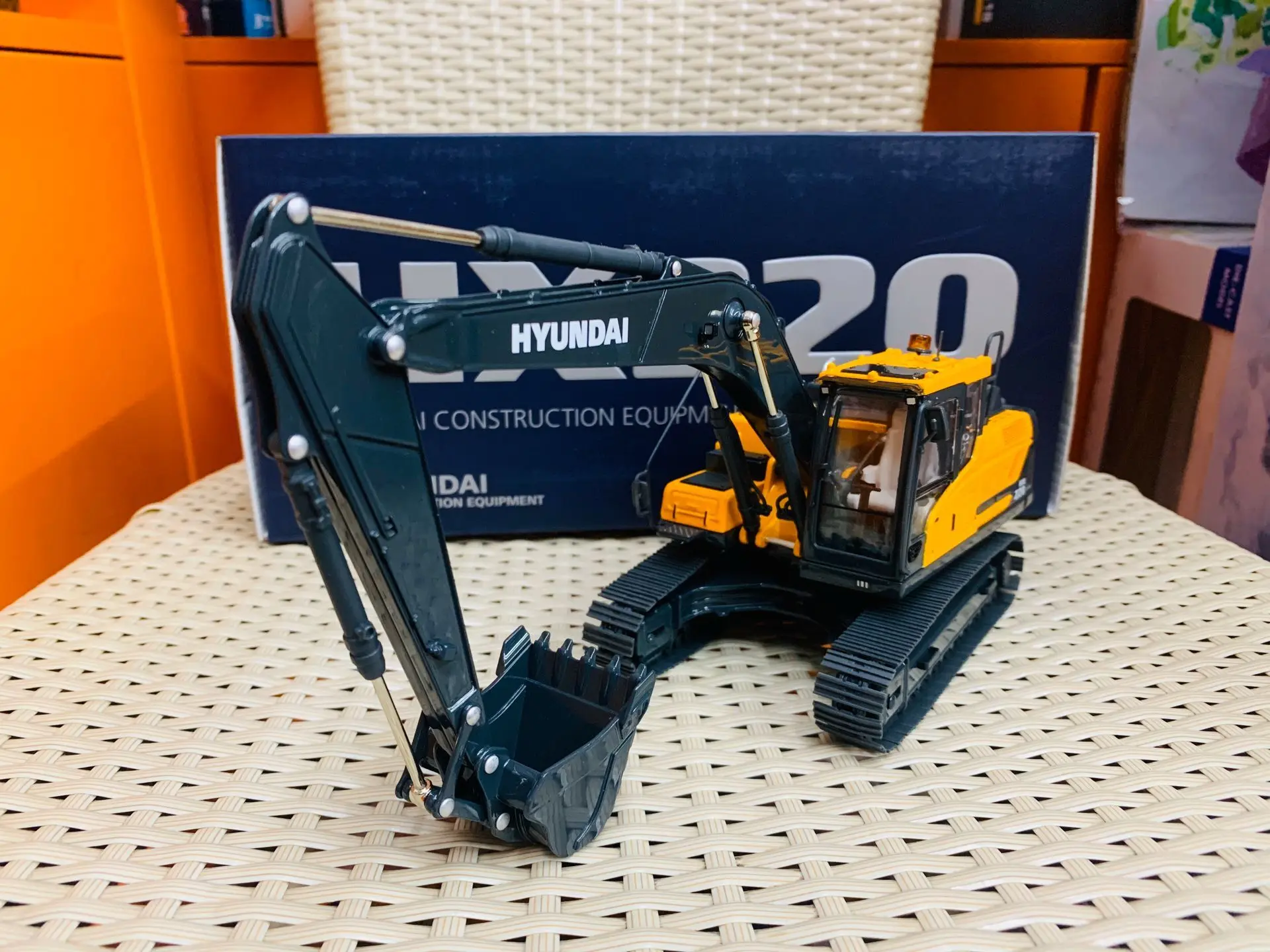 Hyundai Construction Equipment Crawler Excavator HX220 1/35 Scale Die-Cast Model