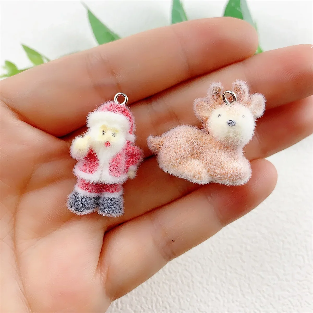 20Pcs 3D Cute Flocking Cartoon Santa Claus Elk Christmas Charms Christmas Decoration Resin Pendant For Keychain DIY Jewelry Make