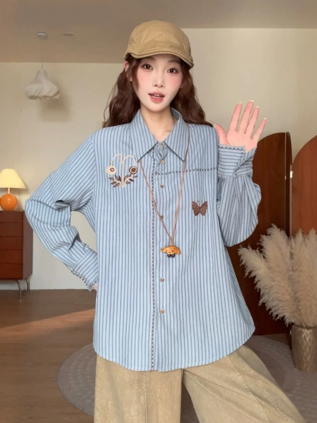

Синяя полосатая женская рубашка с длинным рукавом, весенняя модная модель с вышитым воротником, свободный крой, стройнящий силуэт, многослойный топ в корейском стиле для повседневной носки