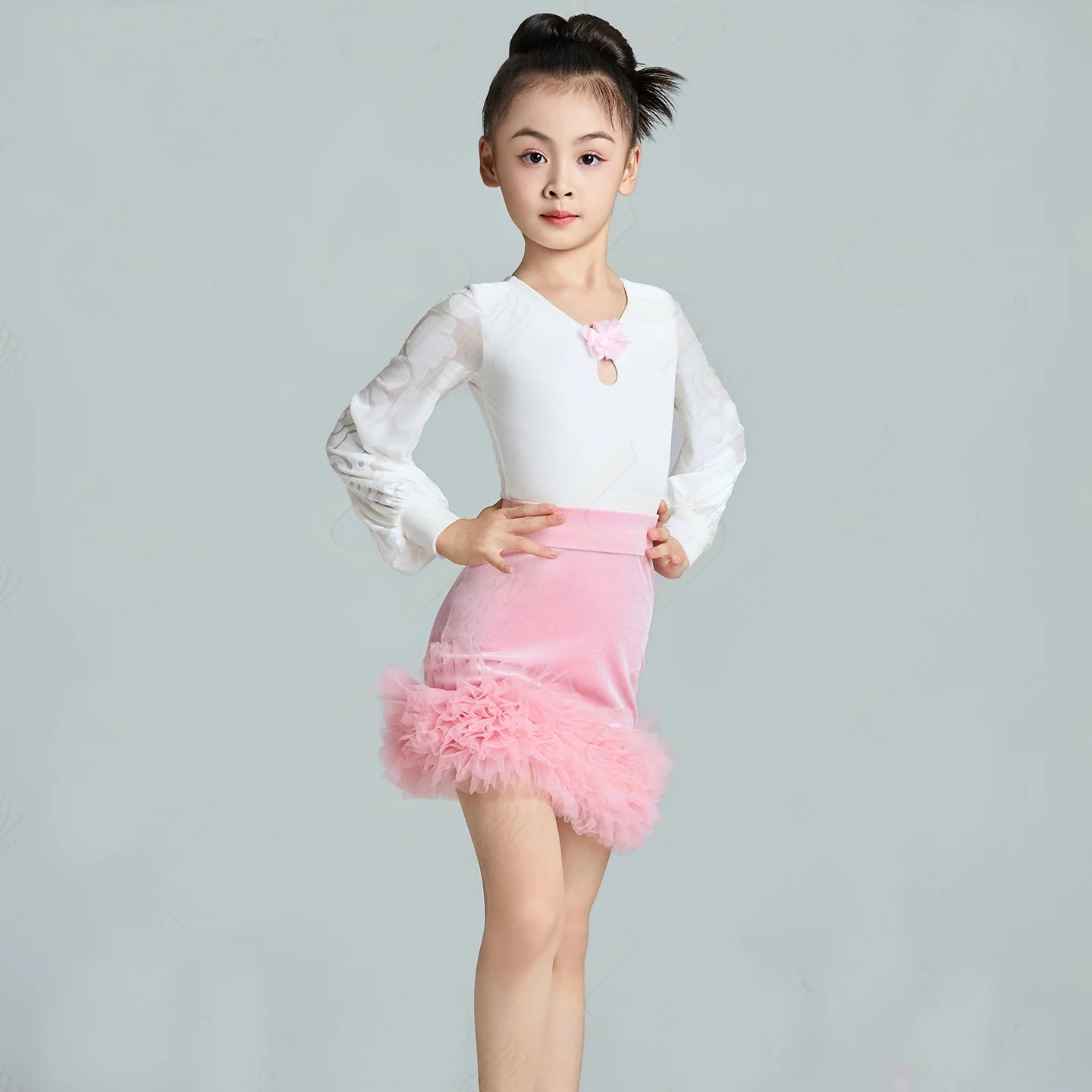 

Детский танцевальный костюм с длинными рукавами, топ для латинских танцев, бархатная юбка, костюм для соревнований по латинским танцам для девочек, одежда для выступлений на сцене, XS10485