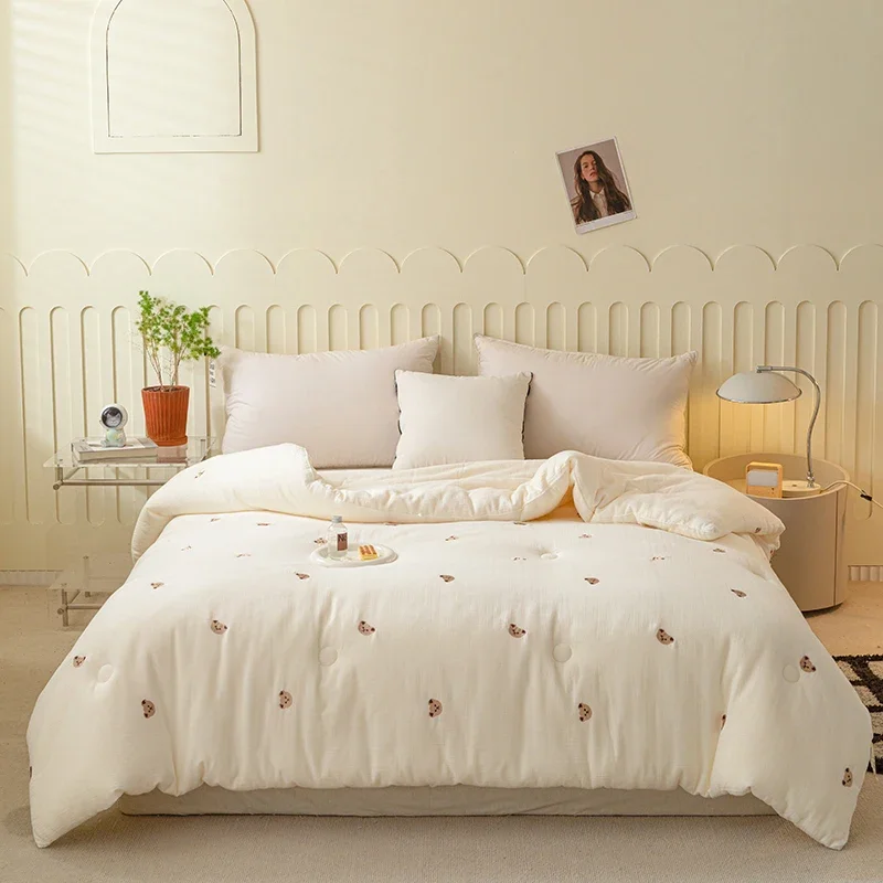 Soft Fluffy Autumn Winter Comforter Bear Embroidered Quilted Duvet Skin-friendly Soybean Fiber Filling Thick Warm Winter Quilt
