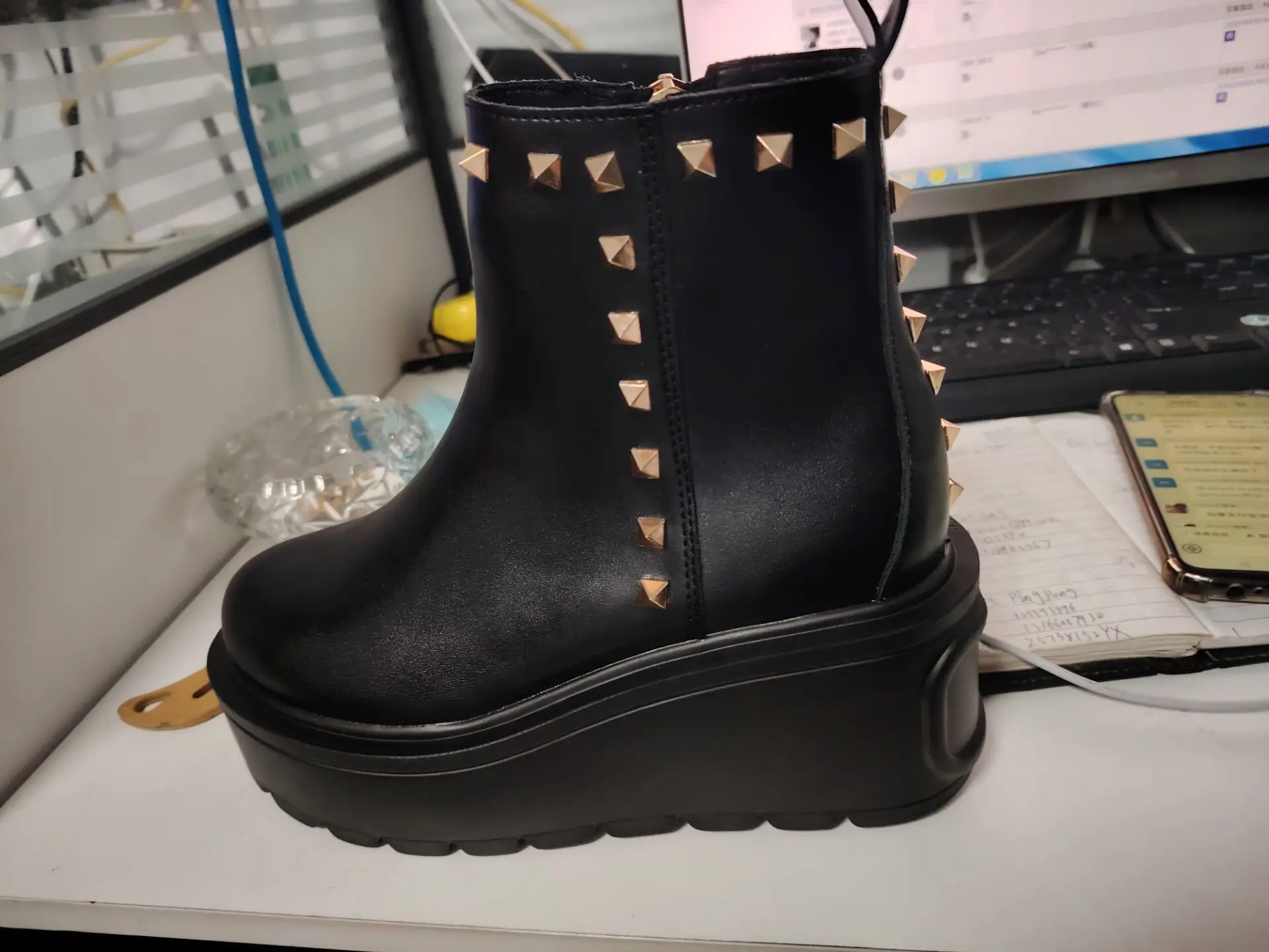 Botas de couro feminino de primeira camada, zíper lateral, fundo de muffin, rebitado, curto, indústria pesada, novo, outono e inverno, 2023