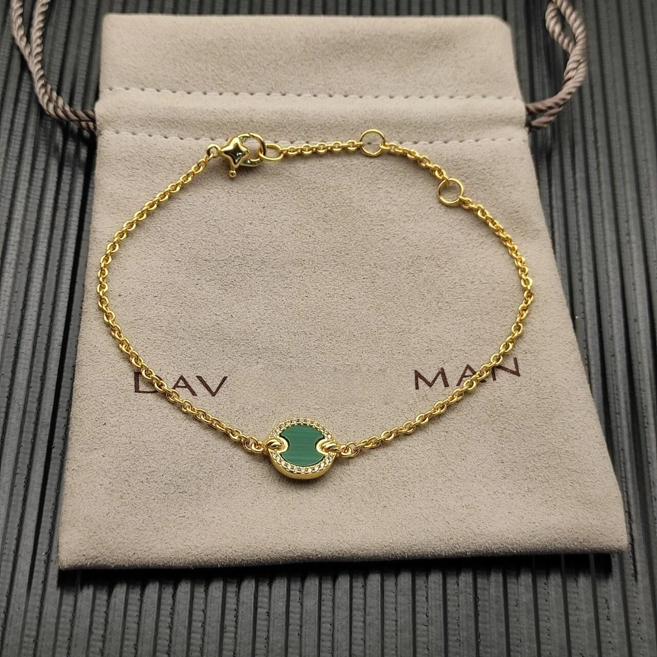 سوار DY بتصميم جديد لعام 2025 للرجال والنساء مجموعة أنيقة 2025 سلسلة DY أنيقة بتصميم معاصر