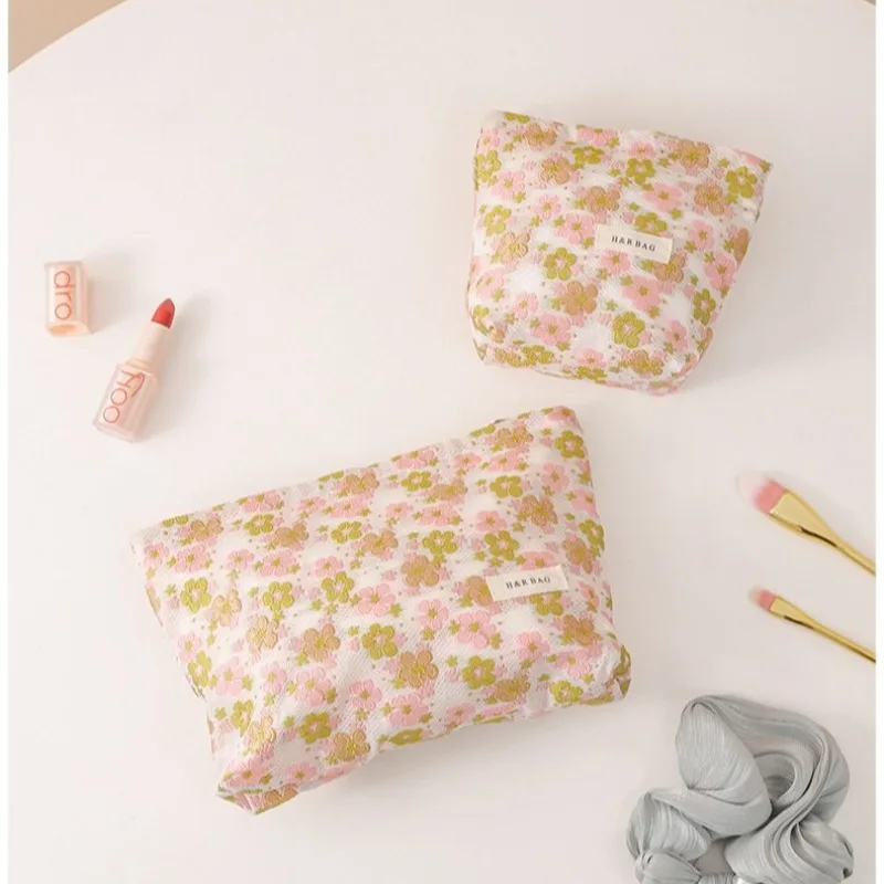 

Small Fresh Color Knitted Makeup Bag Travel Skincare Storage Bag Portable Makeup Bag