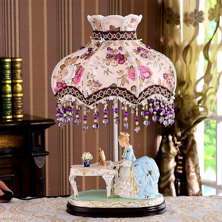 High-end luxury European-style ornaments, porcelain dolls, living room, home decoration arts and crafts, creative ceramic figure