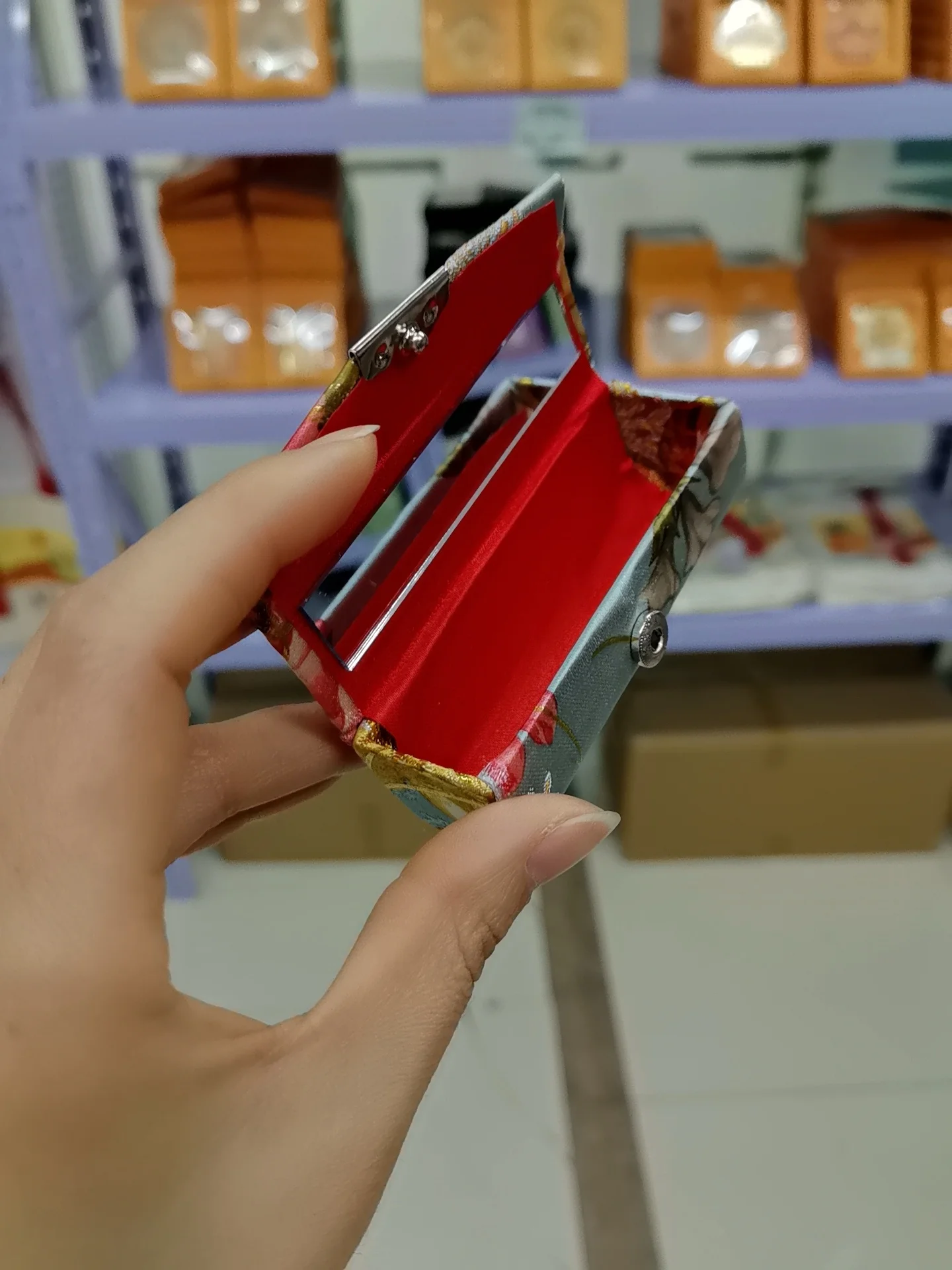 

Китайская вышитая шелковая бархатная коробочка для губной помады в ретро-стиле с зеркалом, термостойкий футляр для хранения, сувенир из Пекина