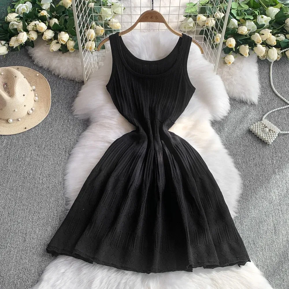 فساتين محبوكة بدون أكمام على الموضة الفرنسية الجديدة باللون الأزرق على شكل حرف U فساتين نسائية صيفية غير رسمية عصرية على شكل حرف a متوسطة الطول ملابس نسائية