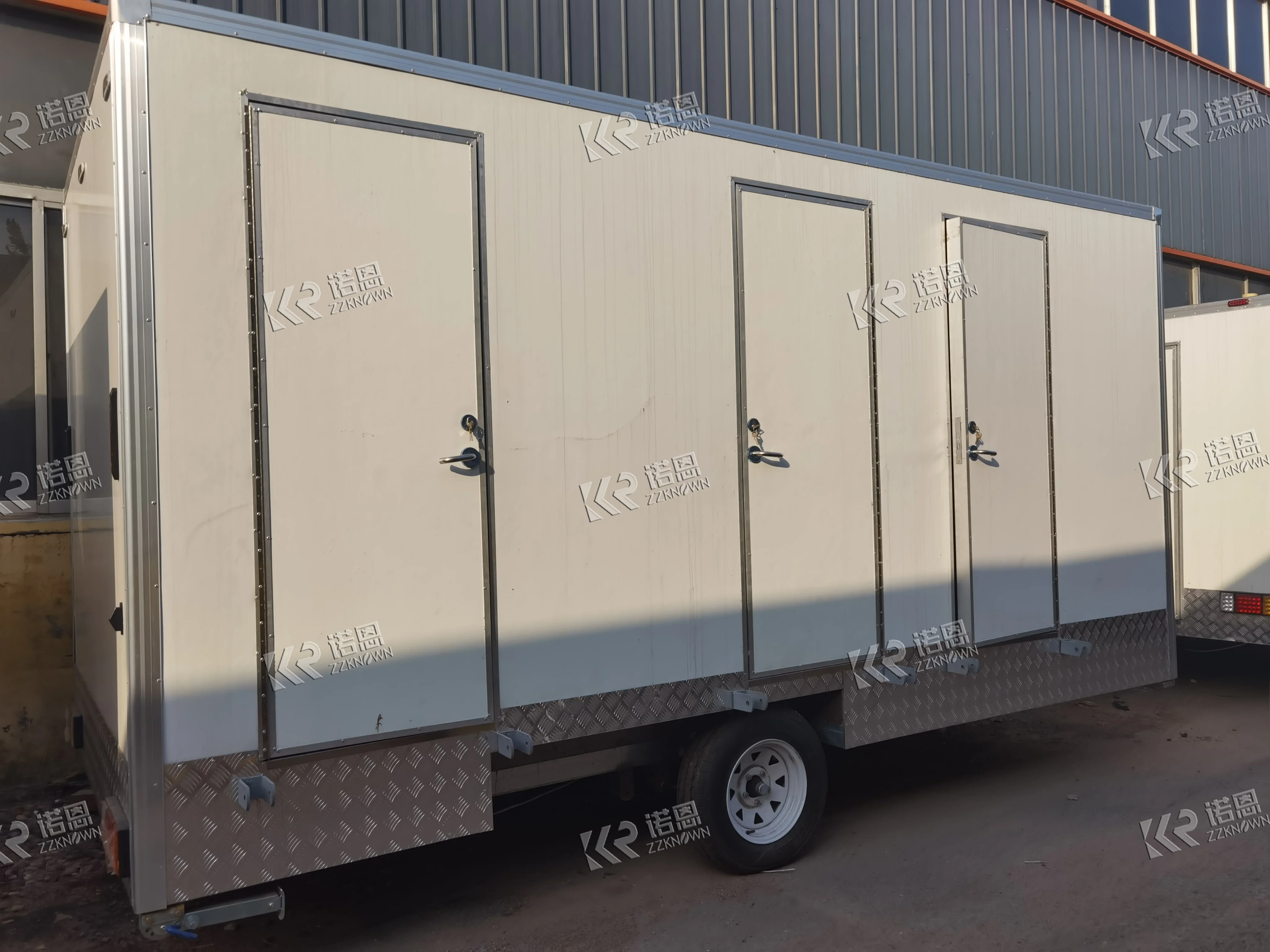 3 Room Mobile Trailer Toilet Portable Restroom Toilet Luxury Bathroom Trailer Prefab Houses Moving Wc Portable Shower Trailer