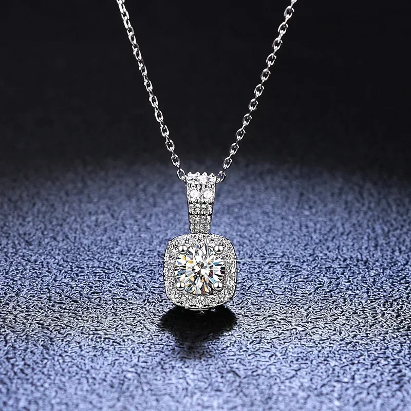 

Luxury Platinum Pt950 1 Carat Moissanite Diamond Necklace Pendants for Women Classic Square Bag Wedding Pendant Jewelry Gift