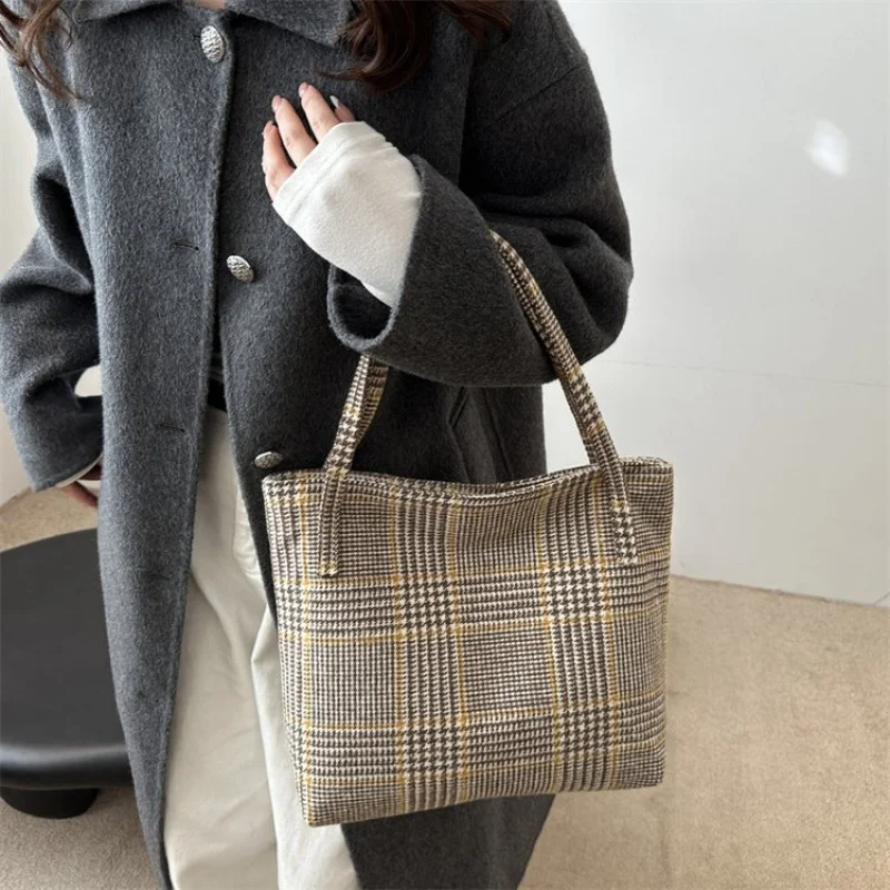 

Ladies Chic Leather Crossbody Bag For Daily Commute With Adjustable Strap In Classic Design