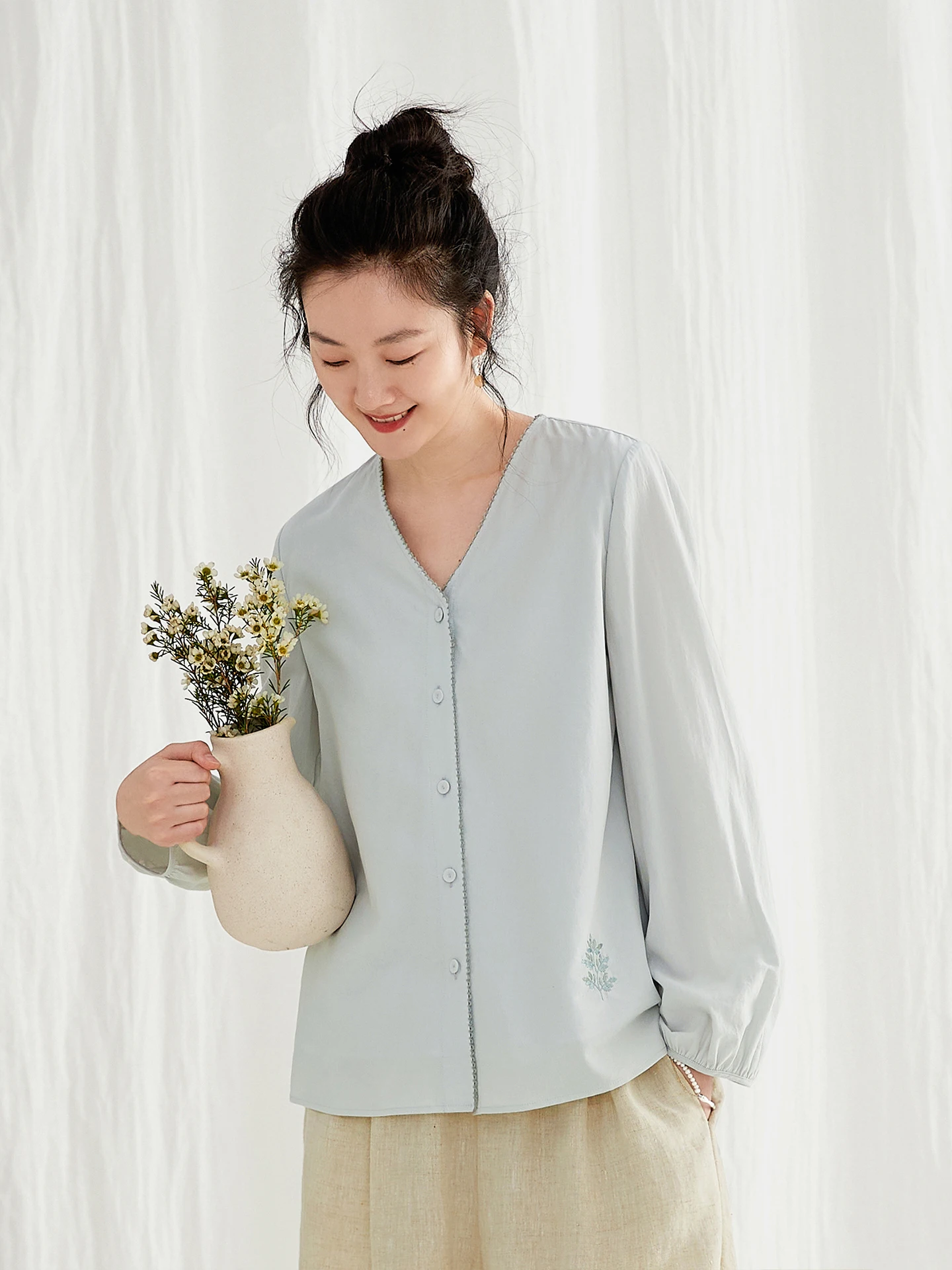 

Loose Women's Blue Embroidered Shirt Jacket Spring Summer Lenzing Lyocell Cotton V-neck Lazy Style Casual Fashion Chinese Style