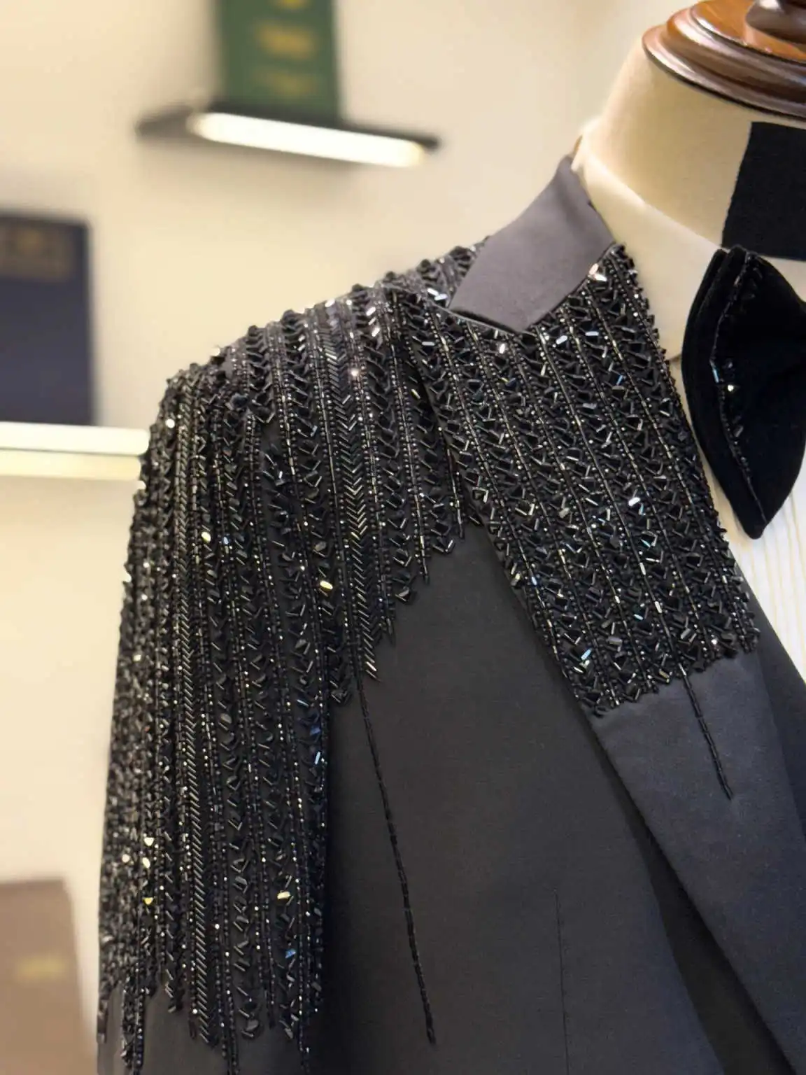 

Luxurious One Piece Men Suits Peaked Lapel Groom Wedding Tuxedos Crystals Beaded Classic Fit Customized Costume Homme