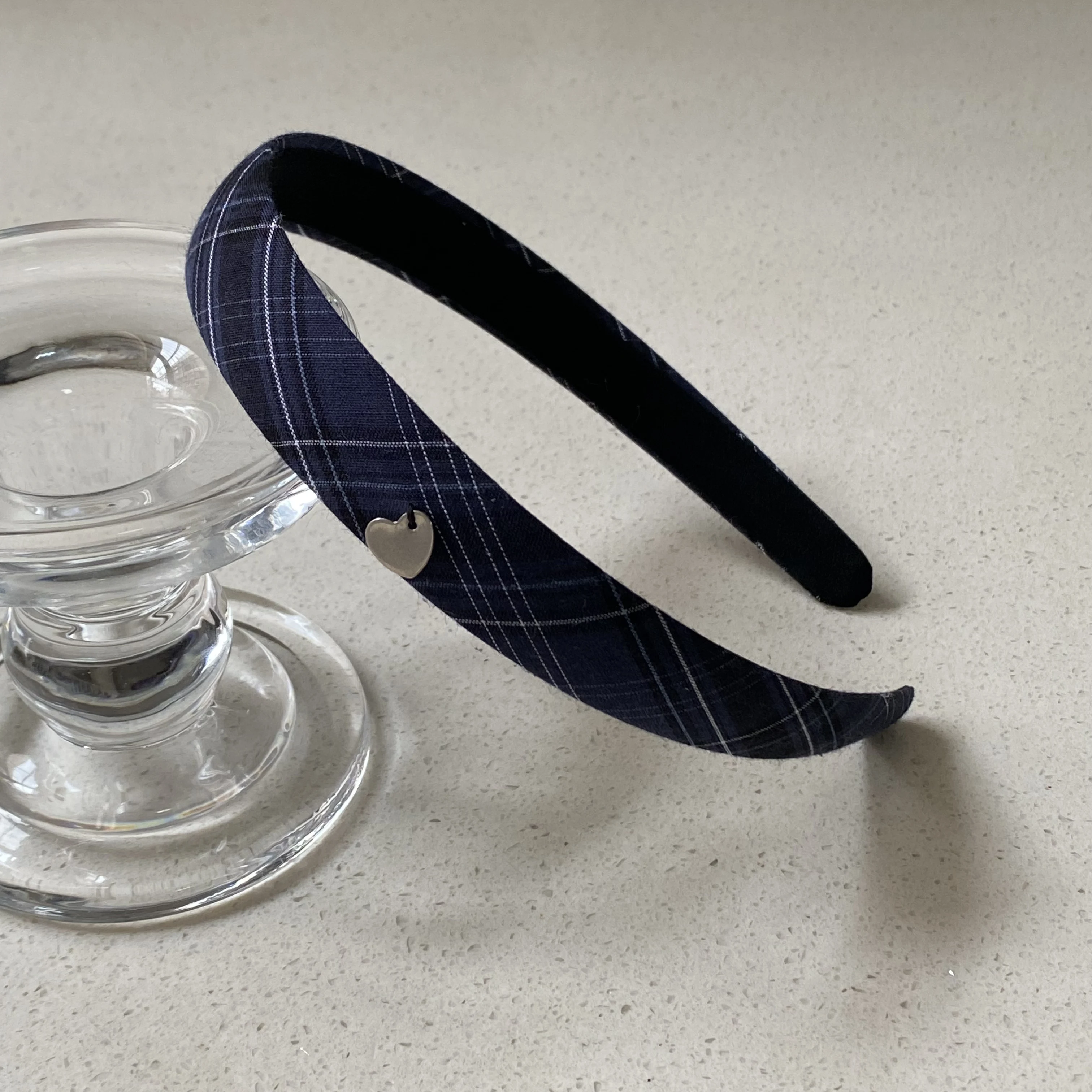 1 Stück marineblaue karierte Haar-Stirnbänder mit Herz-Dekor, stilvoller Haarschmuck für Frauen, süße Haarbänder für den Alltag und Partykleidung – Detail 10