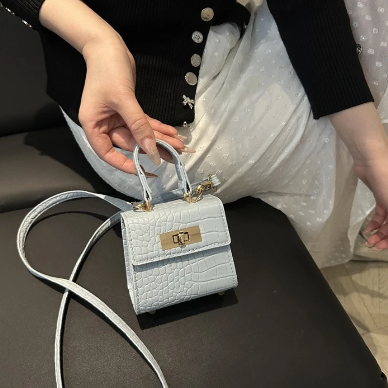 Trendige Geprägte Mini-Damen-Umhängetasche mit Goldverschluss Schultertaschen Abnehmbarer Riemen Henkeltasche Niedliche Crossbody-Handtasche – Detail 5