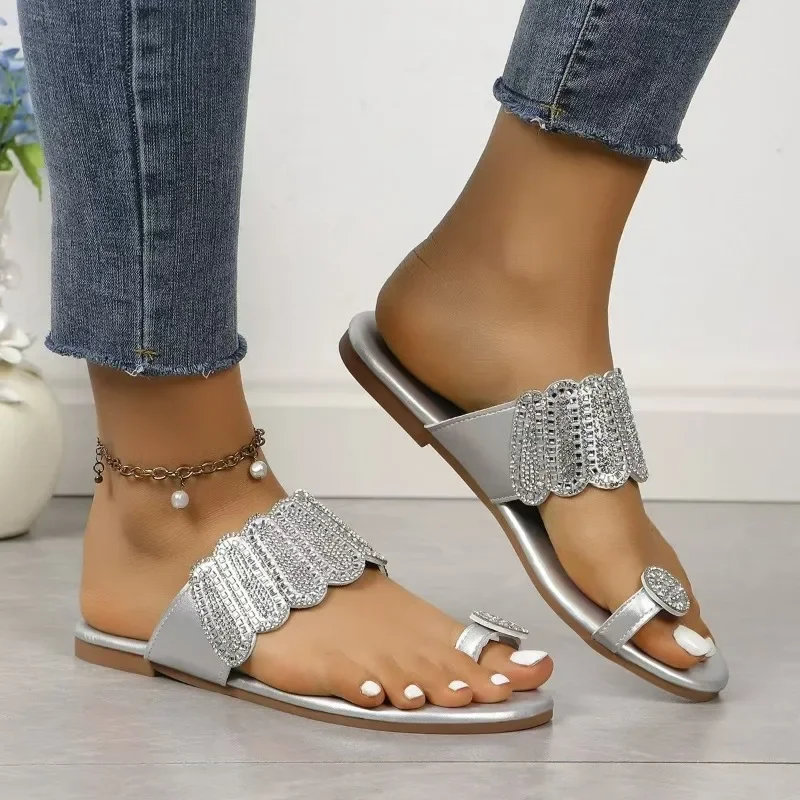 2025 الصيف قرصة تو المرأة النعال موضة كريستال نعال شاطئ المرأة الجديدة حجم كبير أفضل بائع نعال مسطحة zapatos Mujer