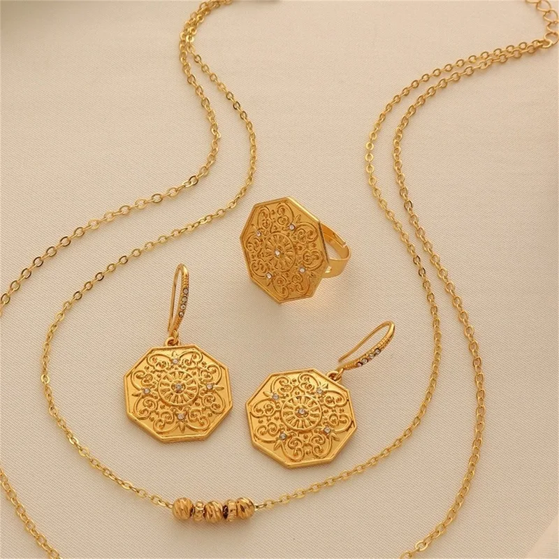 New gold-colored, diamond-studded, hollowed-out square pendant necklace set, Middle Eastern style