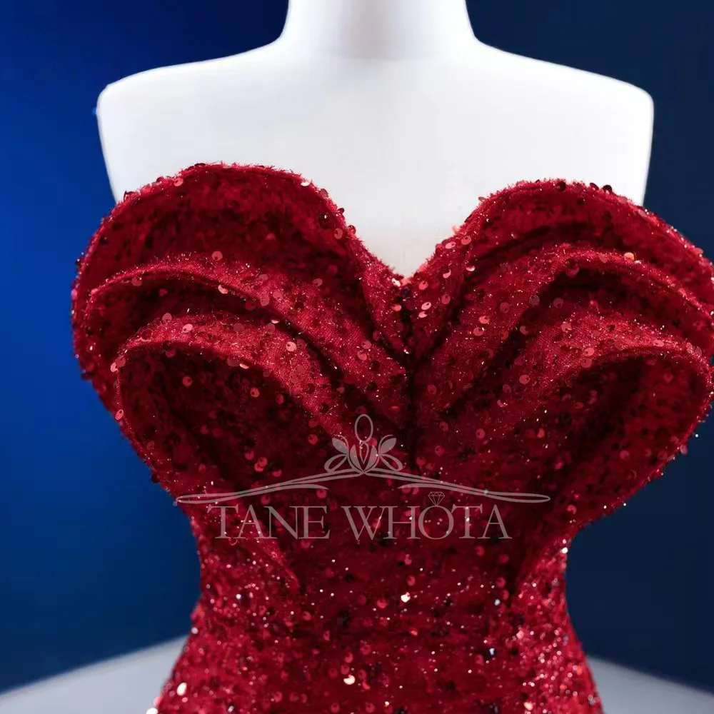 Vestido de noite luxuoso vermelho, sem mangas, renda nas costas, penas de lantejoulas, ajuste personalizável, estilo bainha para festa