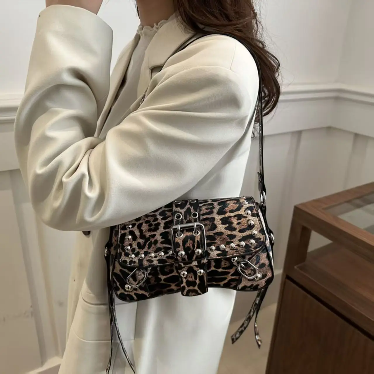 

Fashionable and versatile single-shoulder riveted women's bag with unique design for commuting