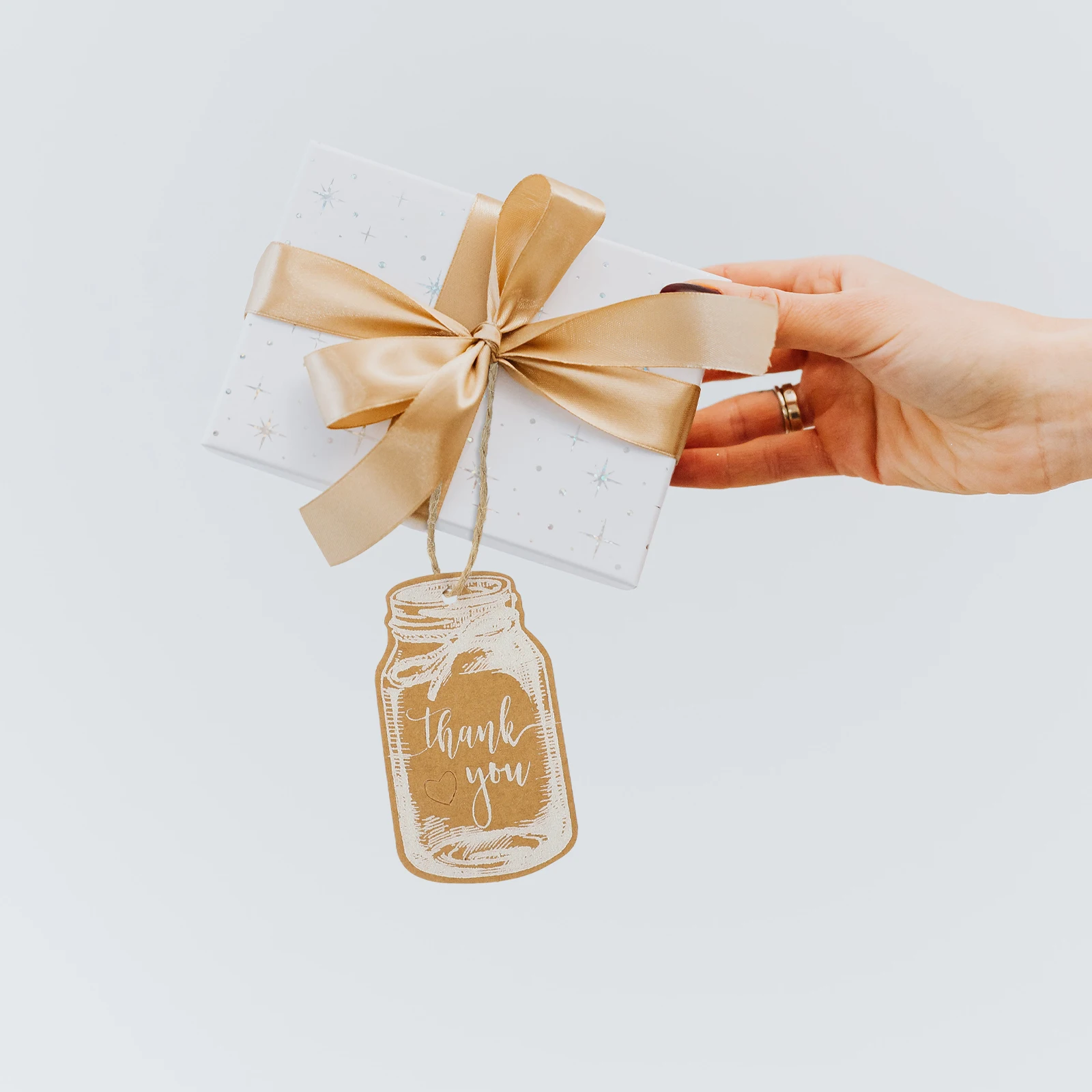 

100Sets Vintage Style Kraft Paper Gift Tags Pre-Punched Hanging Tags for Gifts Flowers DIY Crafts Baking Cards Labeling