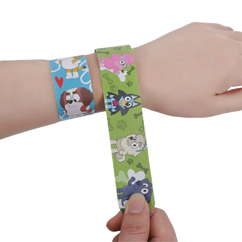 12 pièces Bluey fête claque Bracelet dessin animé Bingo talon Bracelet pour enfants Bracelet fête Bracelet jouets accessoires cadeaux