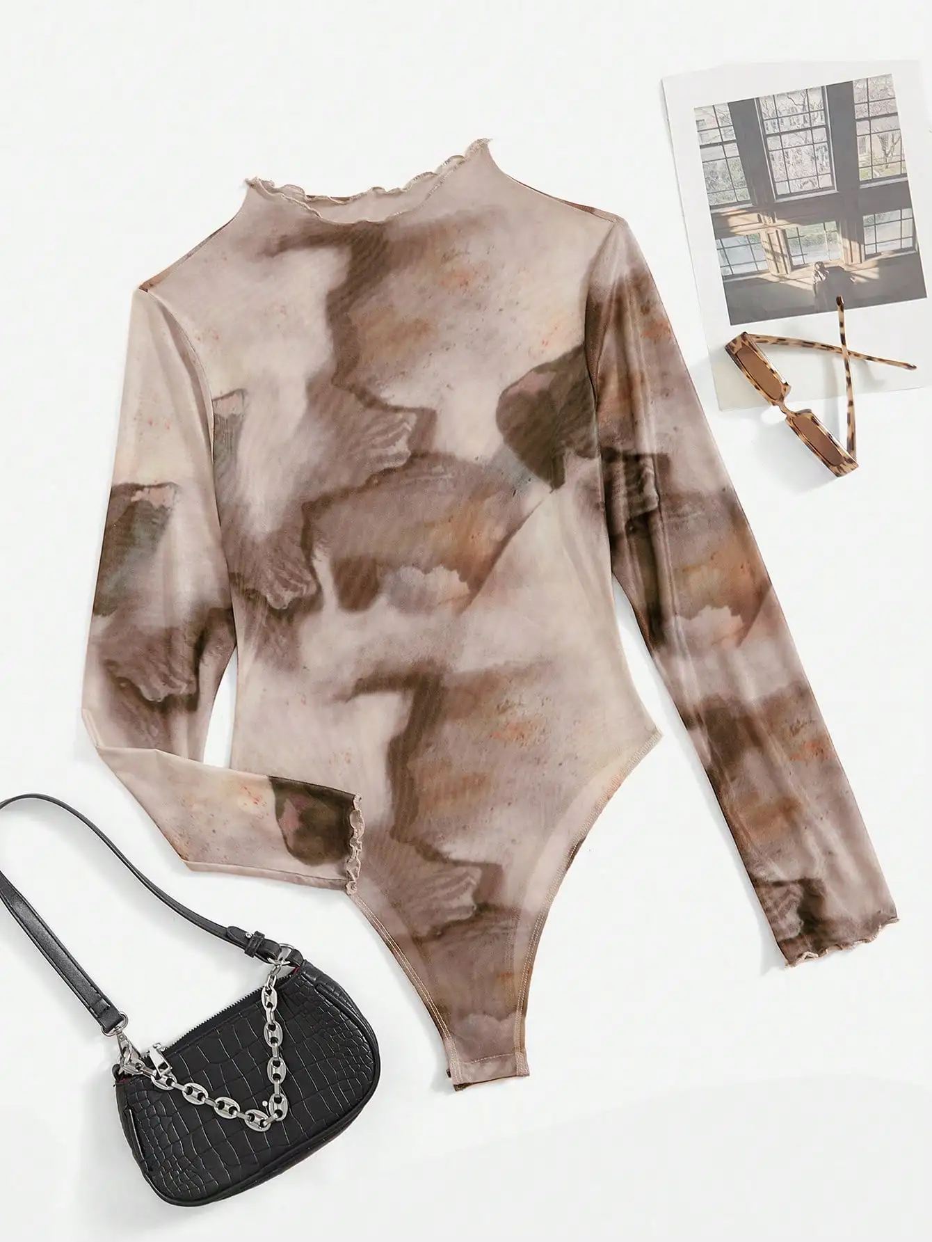 

Прозрачное сетчатое боди с абстрактным акварельным принтом и рюшами по краю