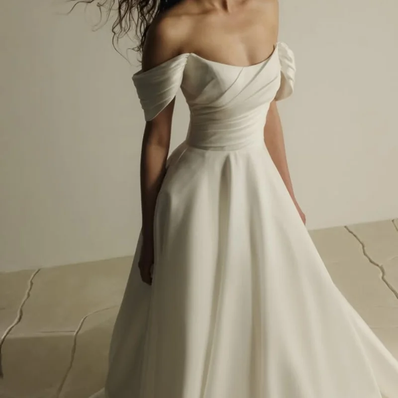 

Customized simple ivory white satin Ball Gown Royal Wedding Dresses Sweetheart Lace vent Made Robe De