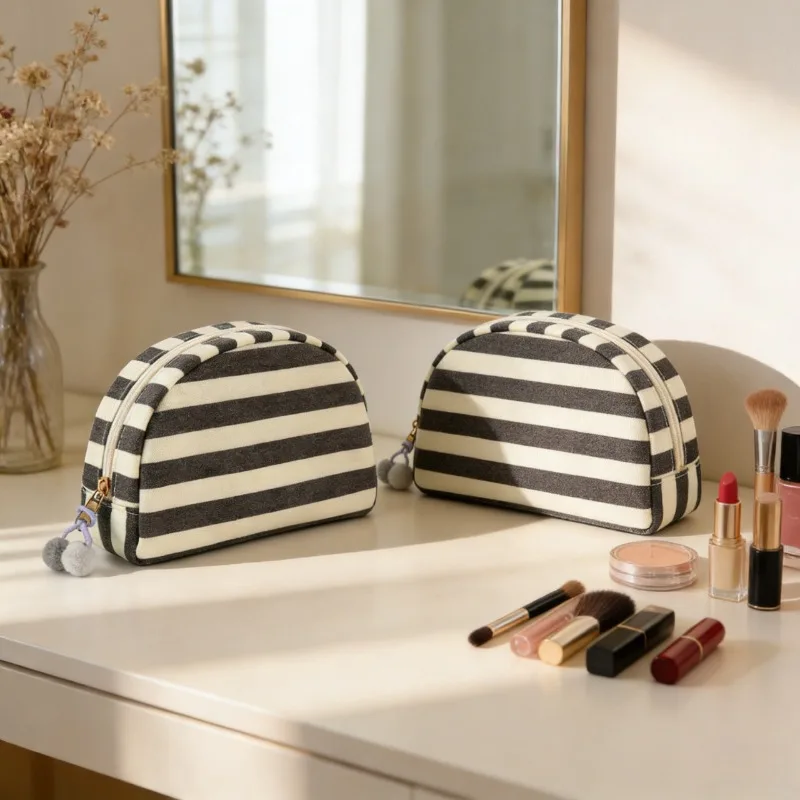 nova-necessaire-cosmetica-em-formato-de-concha-listrada-grande-capacidade-portatil-impermeavel-para-viagem-e-armazenamento-com-design-elegante