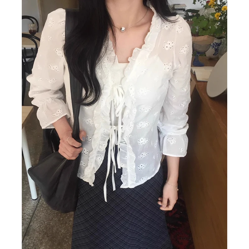 

Chic Summer Sweetn V-ne Embroidered Floral Loose Splice Wooden Ear Bordered irt Coat Women Korean Sle Bubble Sve