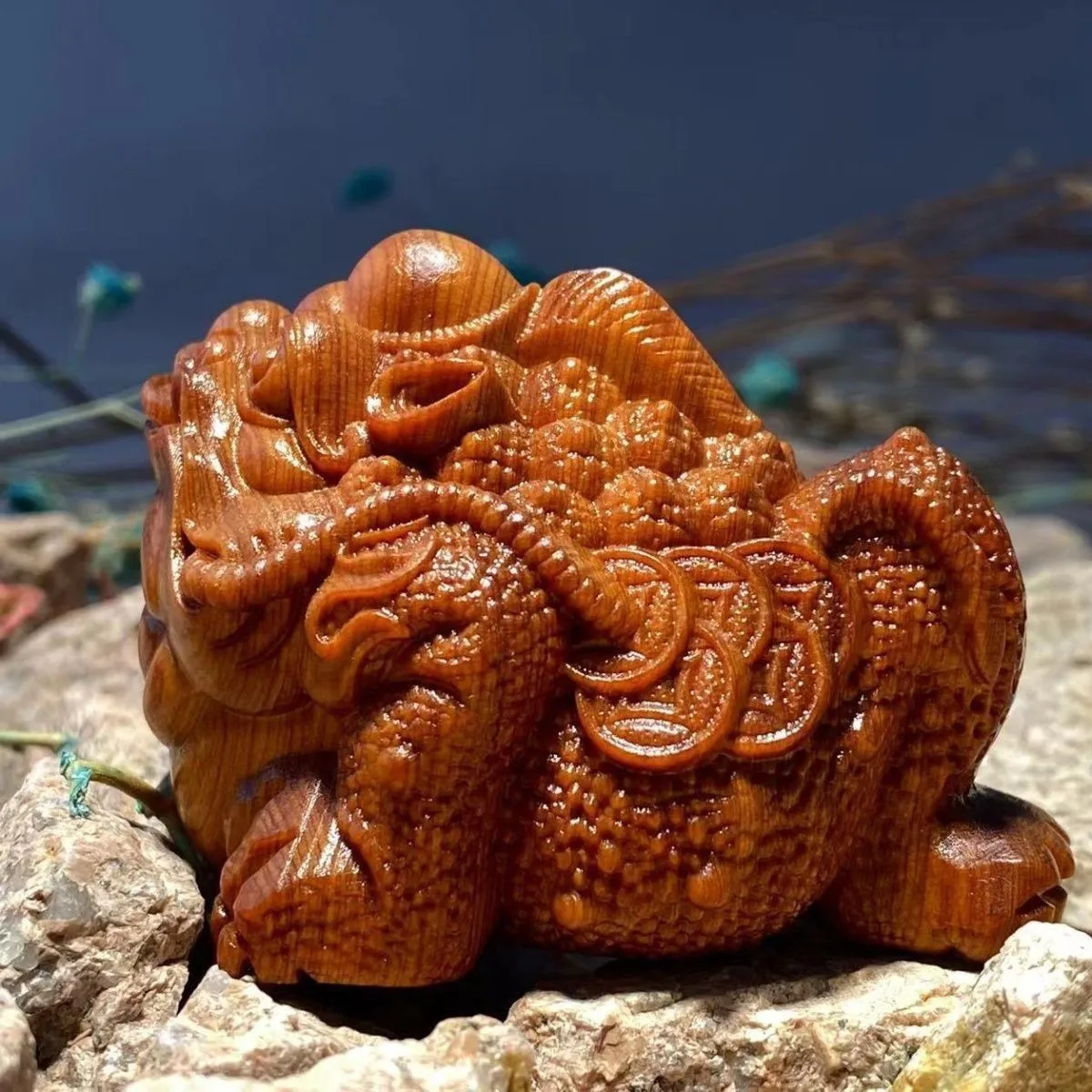 Chinese Traditional Feng Shui Lucky Wealth Attracting Three Legged Golden Toad Natural Wood Carving Handheld Wenwan Figurine For